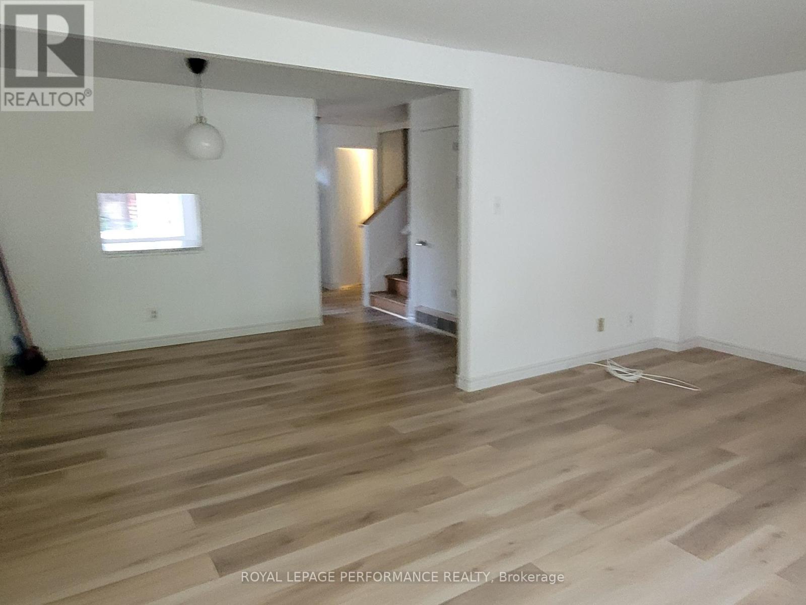 903j Elmsmere Road, Ottawa, Ontario  K1J 8G4 - Photo 13 - X12373086