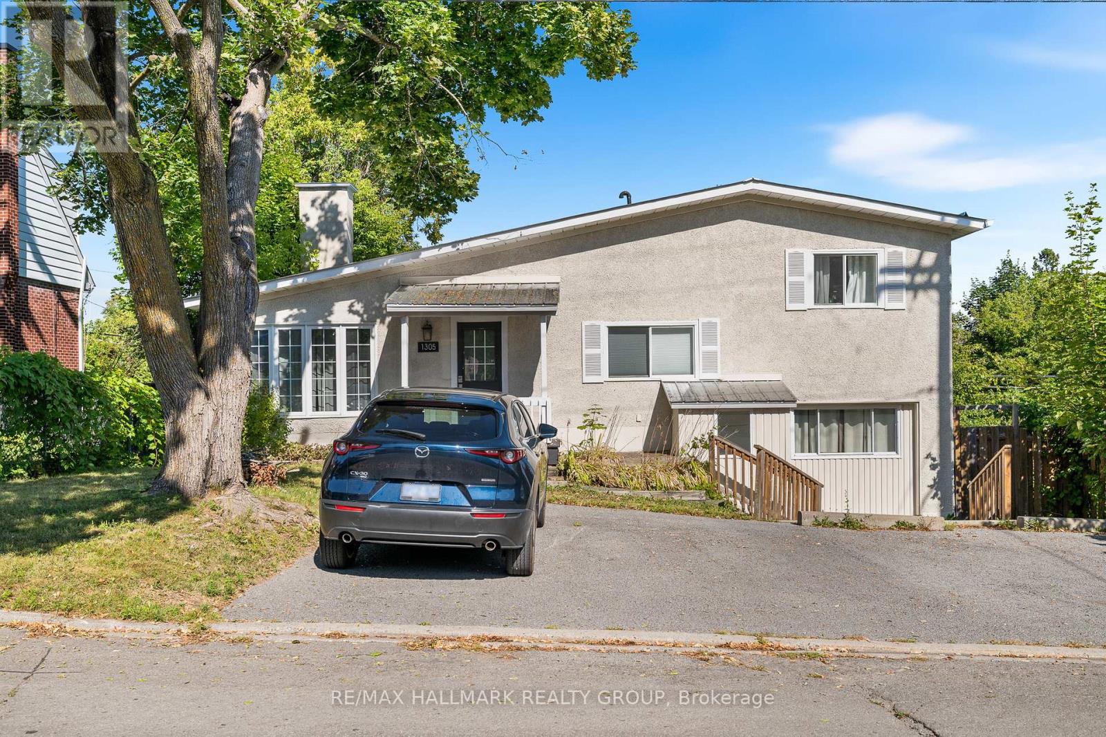 1305 Dorchester Avenue, Ottawa, Ontario  K1Z 8E8 - Photo 1 - X12464508