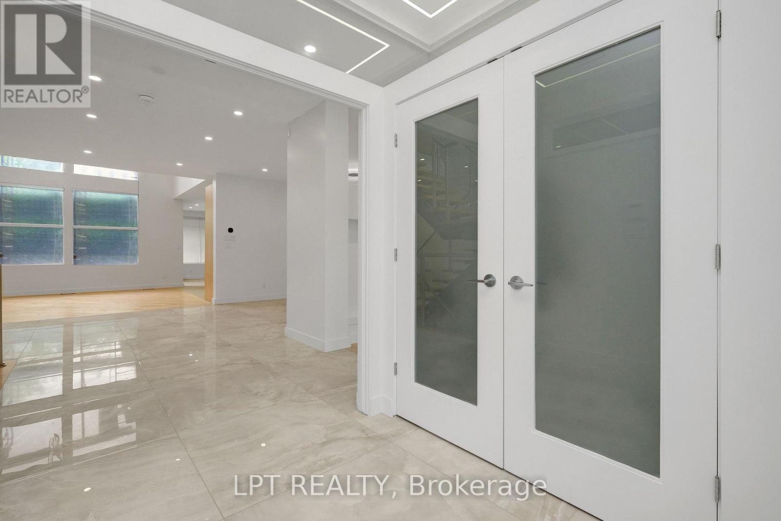 298 Crestview Road, Ottawa, Ontario  K1H 5G6 - Photo 5 - X12490874