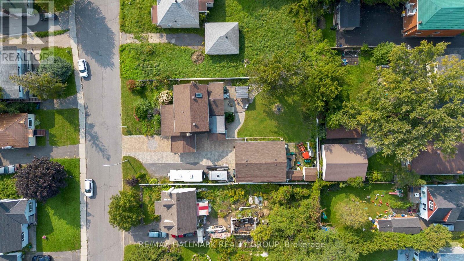 431 Blake Boulevard, Ottawa, Ontario  K1K 1A9 - Photo 3 - X12561512