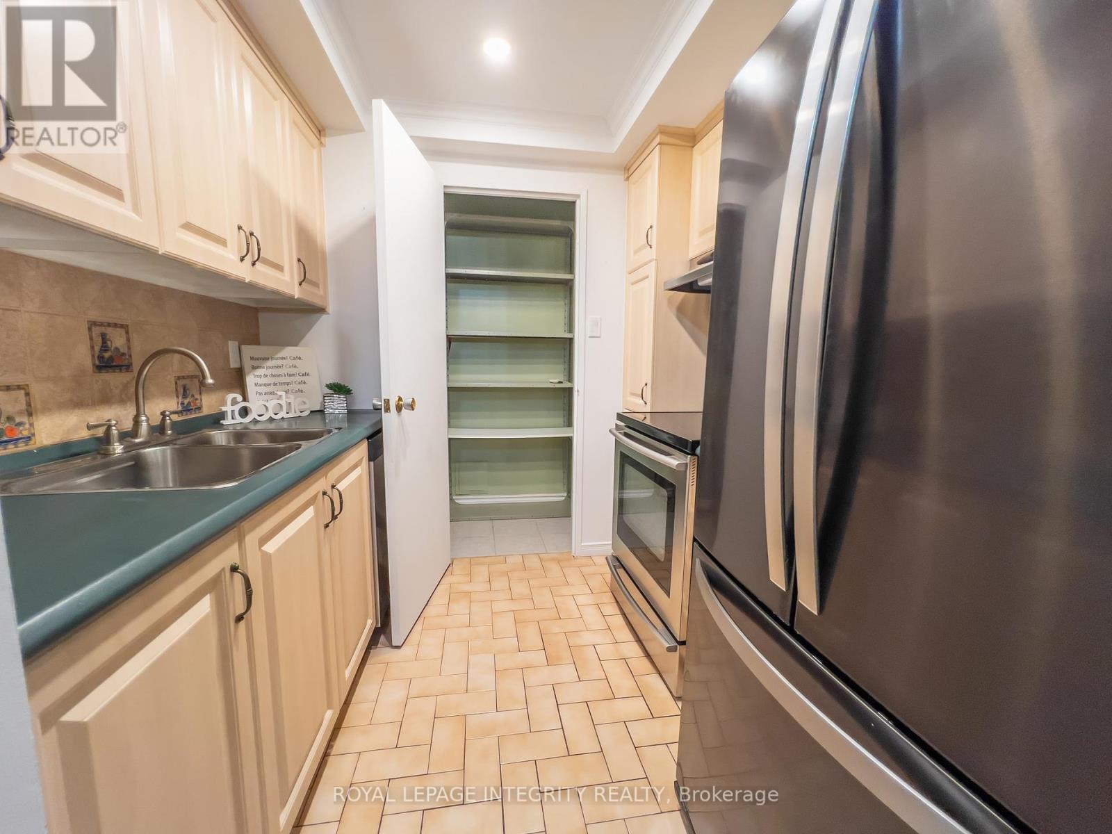 1008 - 555 Brittany Drive, Ottawa, Ontario  K1K 4C5 - Photo 7 - X12612500