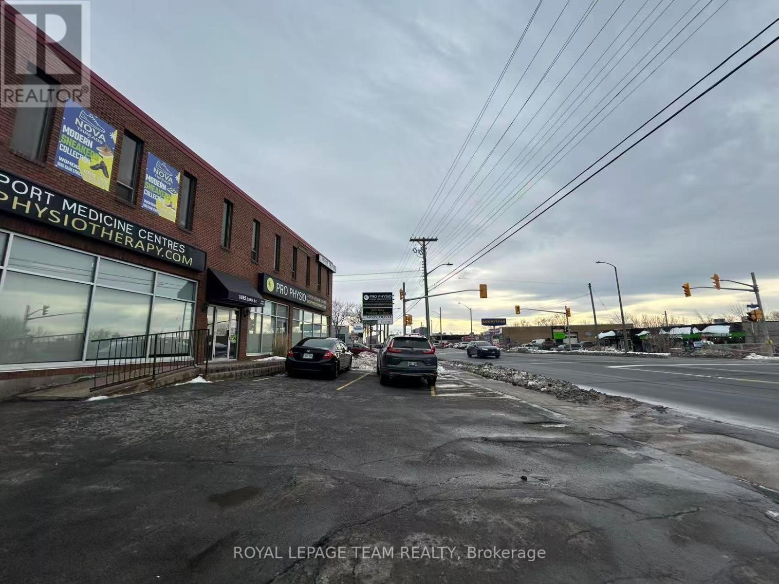 201 - 1695 Bank Street, Ottawa, Ontario  K1V 7Z3 - Photo 2 - X12644618