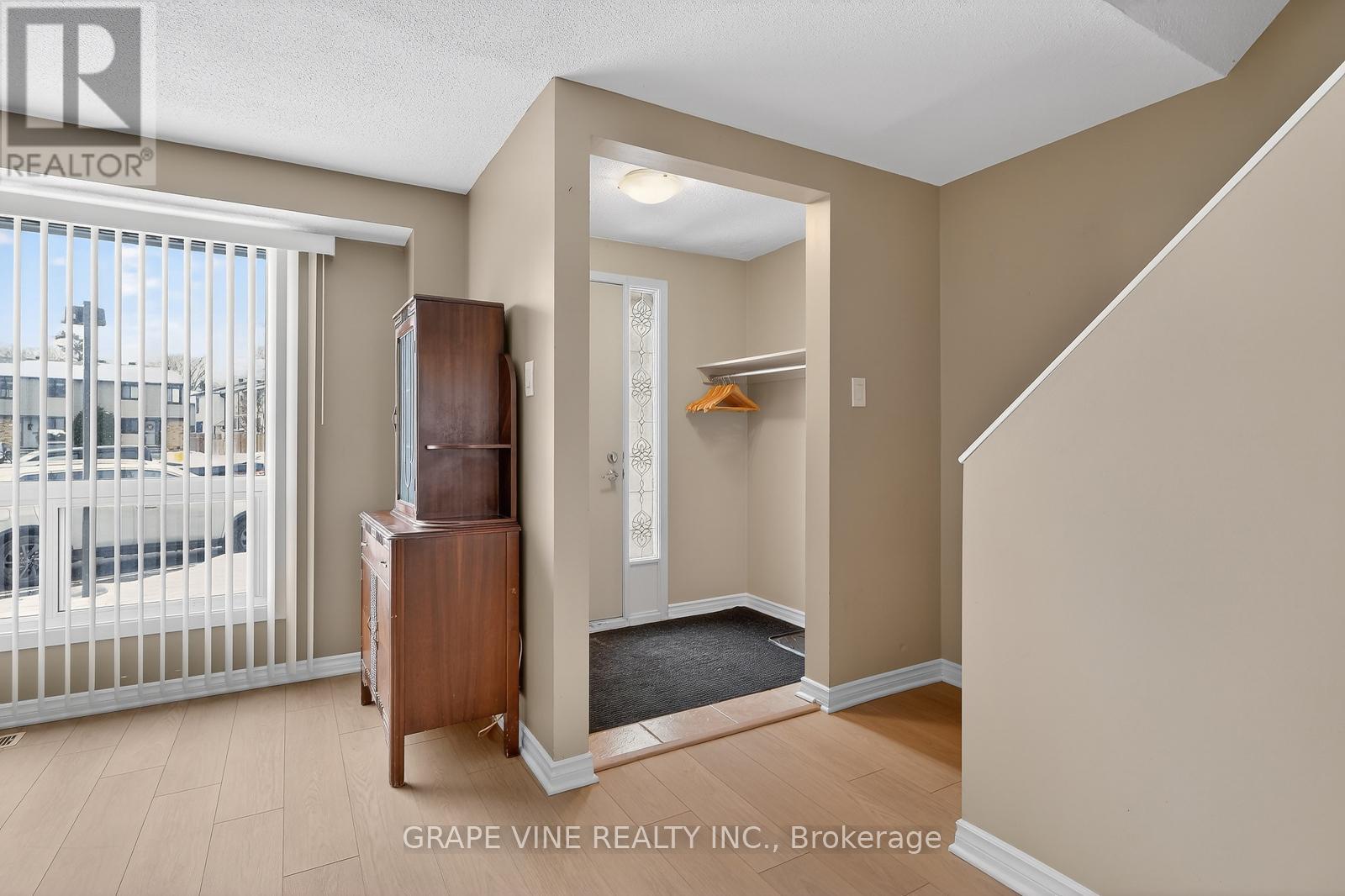 6885 Bilberry Drive, Ottawa, Ontario  K1C 2E8 - Photo 4 - X12654344