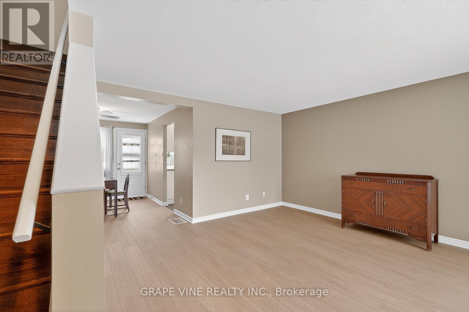 6885 Bilberry Drive, Ottawa, Ontario  K1C 2E8 - Photo 5 - X12654344