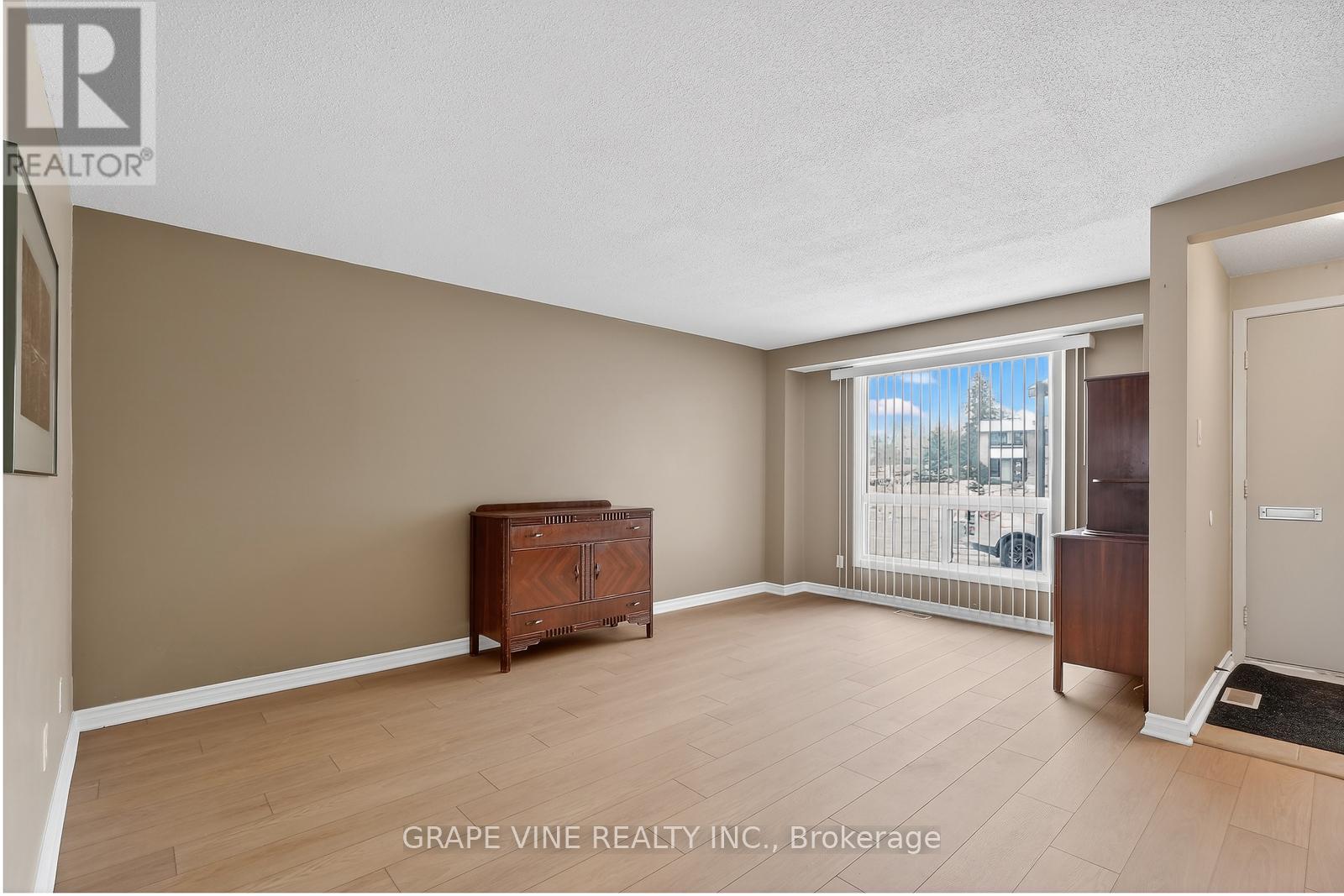 6885 Bilberry Drive, Ottawa, Ontario  K1C 2E8 - Photo 7 - X12654344