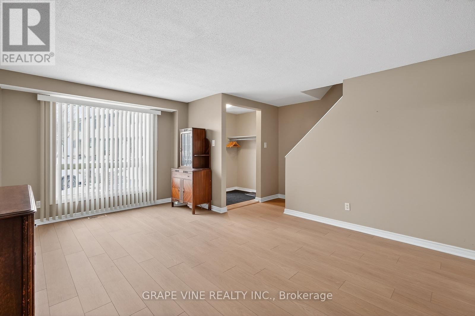 6885 Bilberry Drive, Ottawa, Ontario  K1C 2E8 - Photo 8 - X12654344
