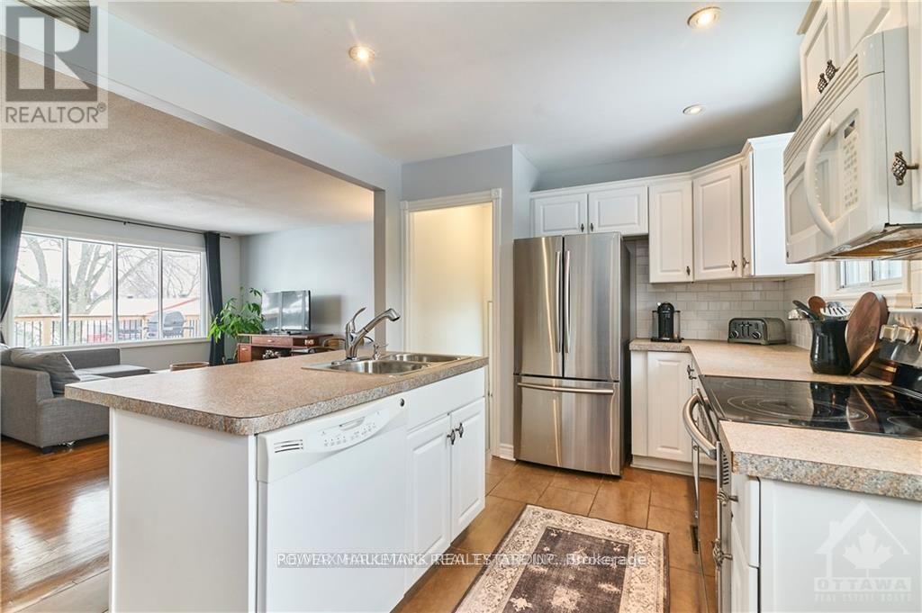 841 Balsam Drive, Ottawa, Ontario  K1E 1B8 - Photo 6 - X12761580