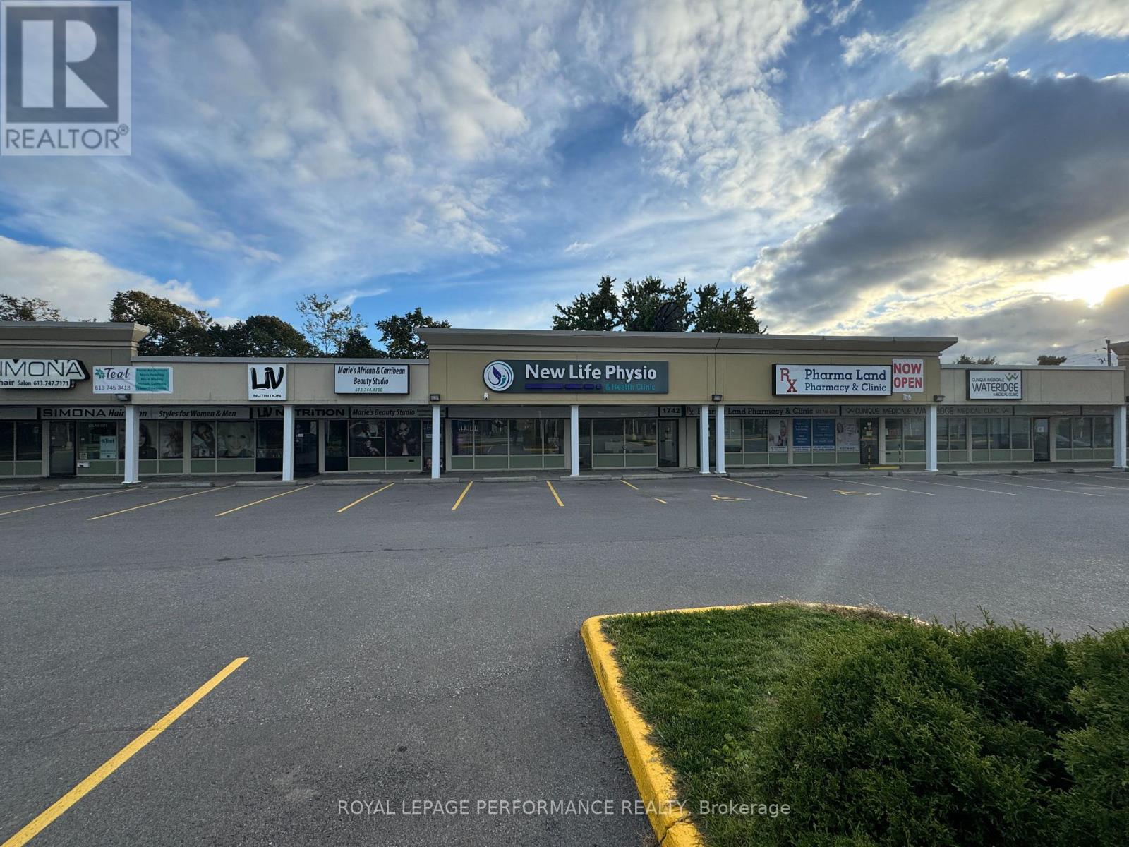 1754a Montreal Road, Ottawa, Ontario  K1J 6N3 - Photo 2 - X12820390