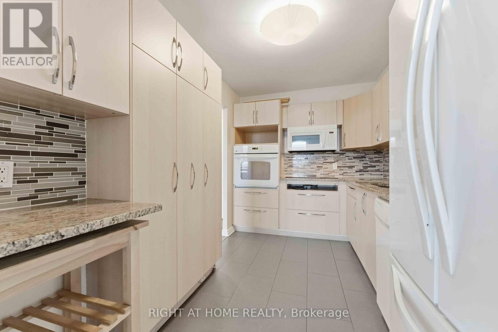 311 - 665 Bathgate Drive, Ottawa, Ontario  K1K 3Y4 - Photo 11 - X12837620