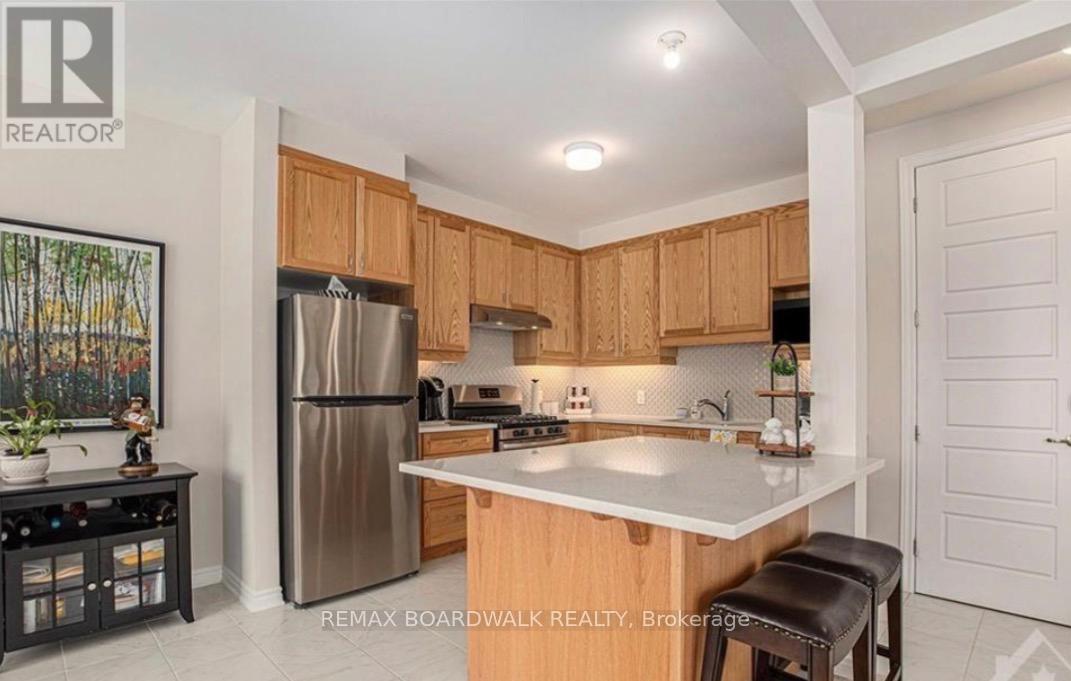 741 Derreen Avenue, Ottawa, Ontario  K2S 2Y9 - Photo 7 - X12850258
