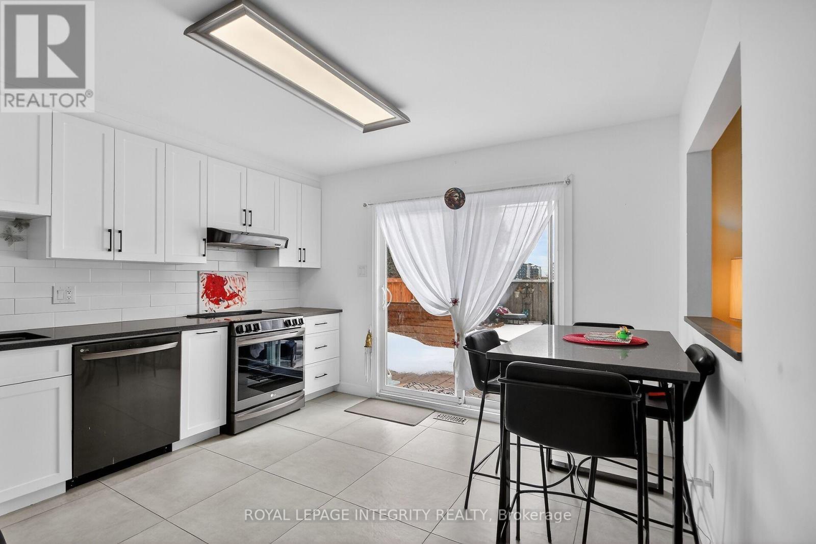 2092 Legrand Crescent, Ottawa, Ontario  K1E 3T6 - Photo 12 - X12894646
