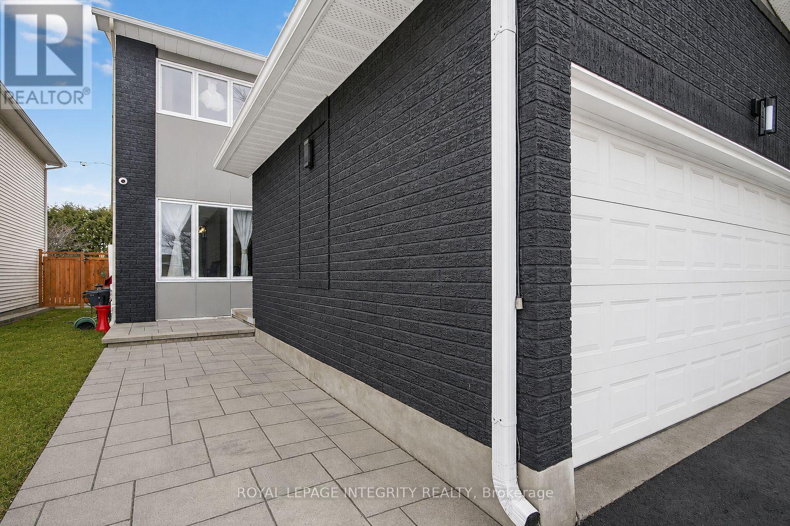 2092 Legrand Crescent, Ottawa, Ontario  K1E 3T6 - Photo 3 - X12894646