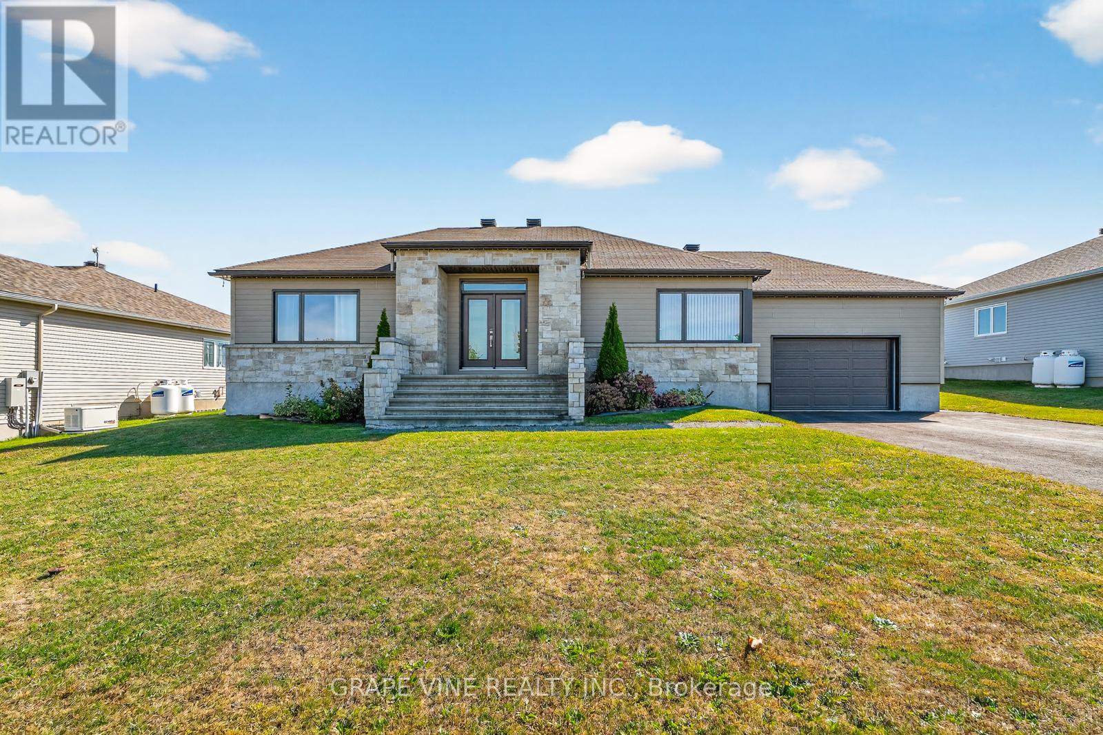 18 Calco Crescent, North Stormont, Ontario  K0C 1W0 - Photo 1 - X12973310