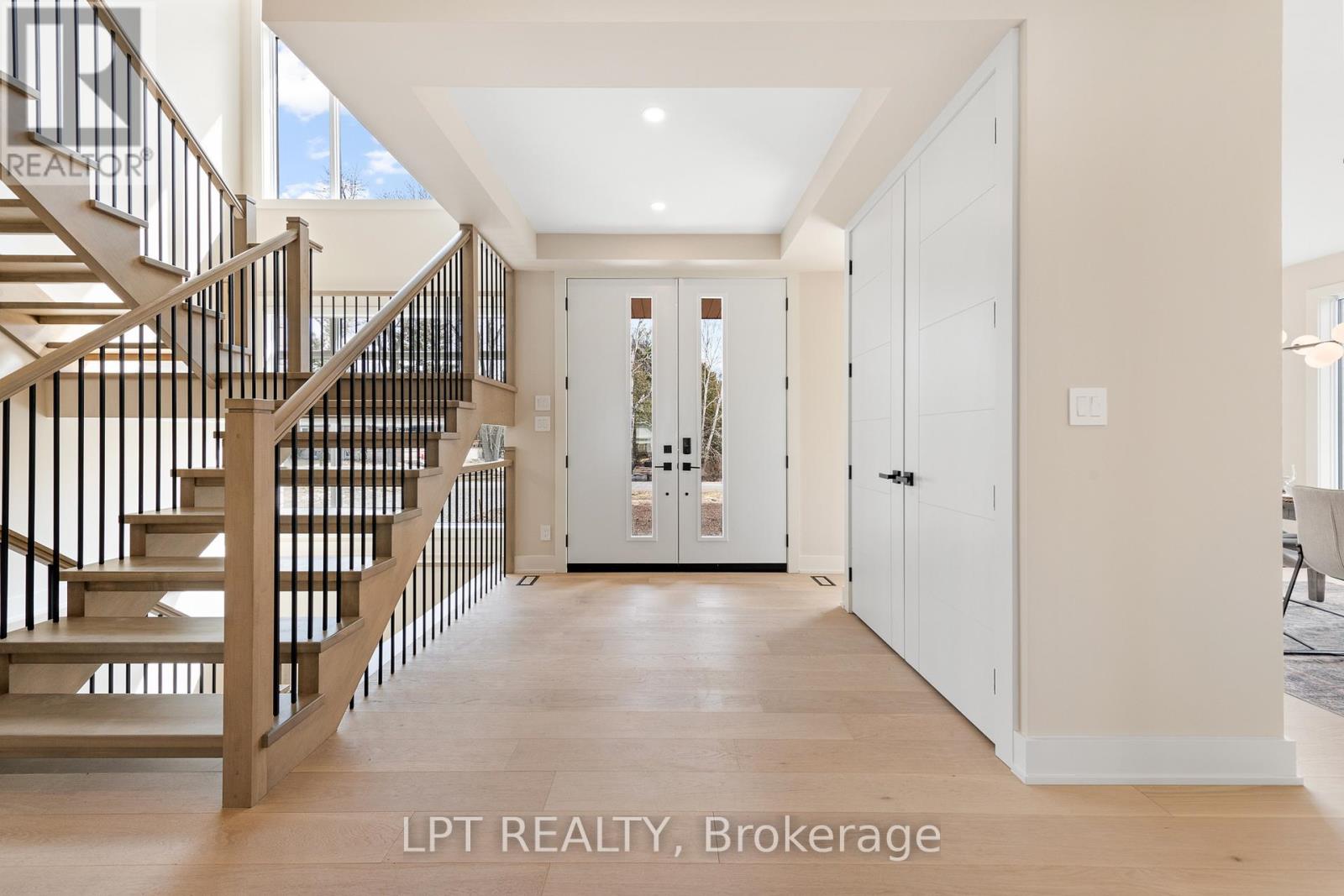 15 Briggs Avenue, Ottawa, Ontario  K2E 6W5 - Photo 3 - X12979786