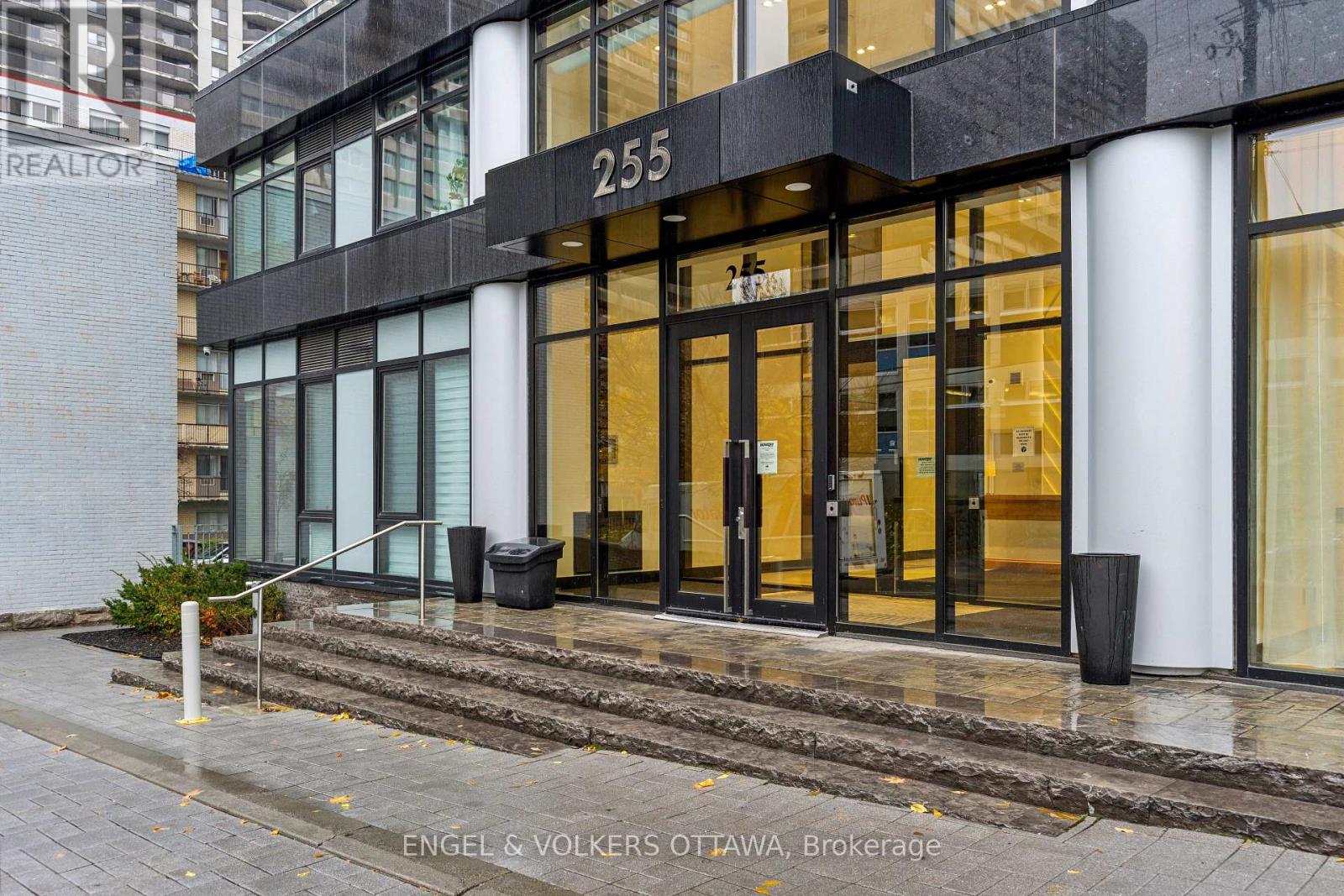 302 - 255 Bay Street, Ottawa, Ontario  K1R 0C5 - Photo 2 - X13043336