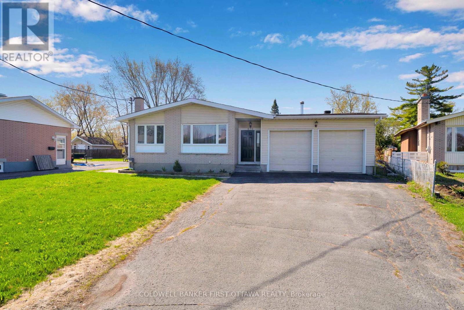 876 Balsam Drive, Ottawa, Ontario  K1E 1B5 - Photo 2 - X13109644